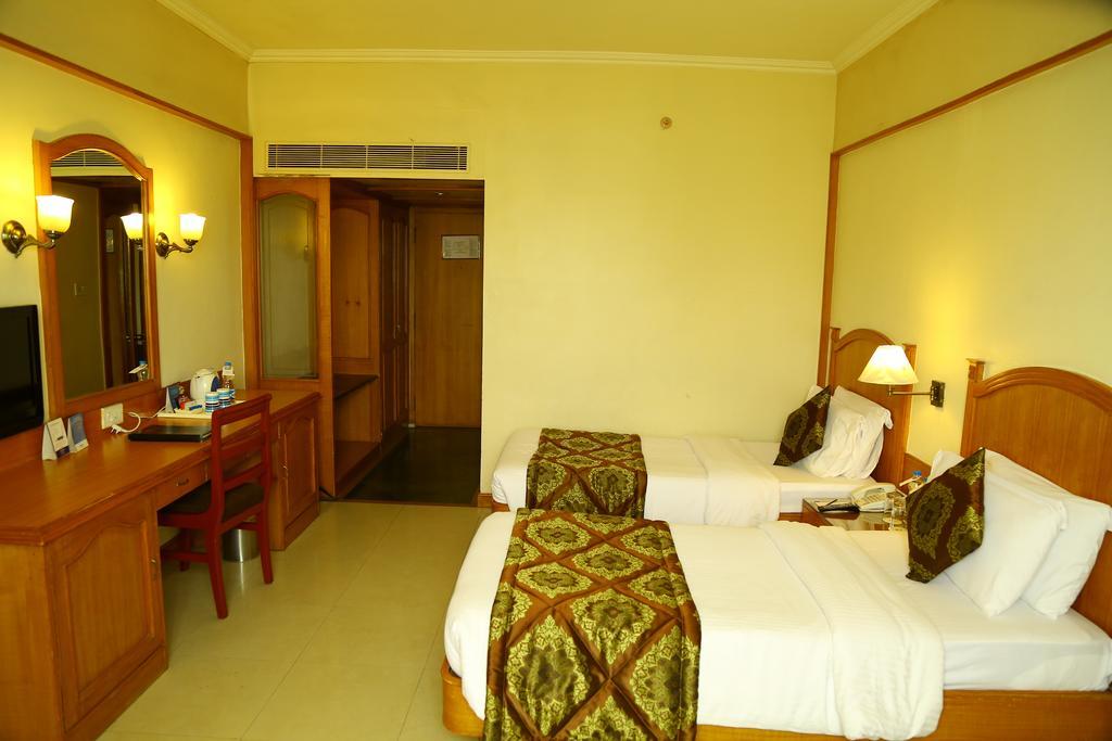 Kences Hotel -Opp Apsrtc Bus Stand Тирупати Екстериор снимка