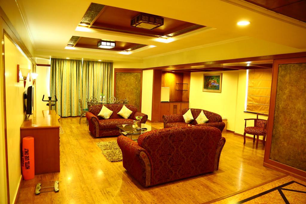 Kences Hotel -Opp Apsrtc Bus Stand Тирупати Екстериор снимка
