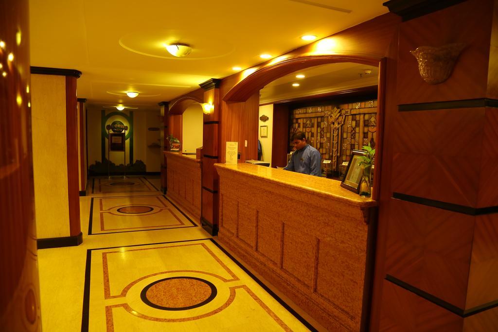 Kences Hotel -Opp Apsrtc Bus Stand Тирупати Екстериор снимка