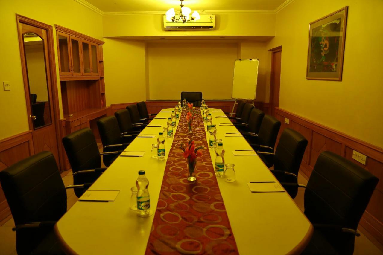Kences Hotel -Opp Apsrtc Bus Stand Тирупати Екстериор снимка